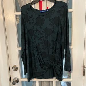 Woman’s Apt9 shirt size large